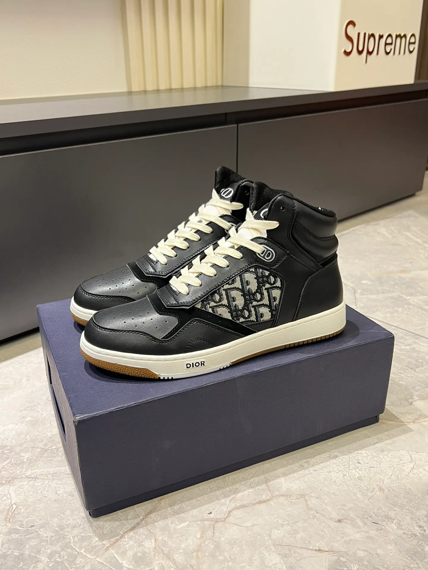 Men's shoes 💰p460 "Dio*" mid-top B27 casual sneakers. This B27 high-top sneaker is a new product in the series and continues Di*r's classic style. Crafted from gray and white smooth calf leather with beige and black Oblique print panels on the sides. The "CD Icon" shaped shoelace eyelets are clever and delicate, and the two-color rubber sole, rear collar and heel are all equipped with the brand's iconic details to enhance the style. Oblique printed straps at the ankle allow for an adjustable fit to complement the overall design. Fashionable and versatile, it can complement any look. Create an exquisite design with unique dynamic vitality and modern atmosphere, presented in low-top and high-top styles. This new must-have shoe adds a new dimension to Dior's archive heritage, embodying modern elegance. Purchase the original version and make it 1:1. If you need top quality, please come to me! Male 38-44!